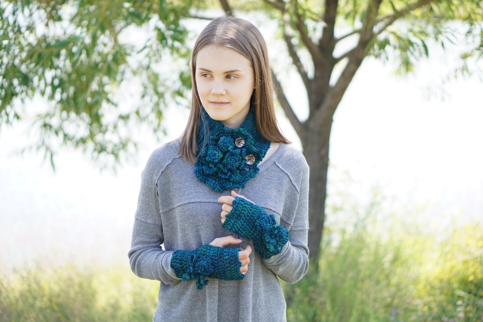 Roses R... Beautiful scarf teal